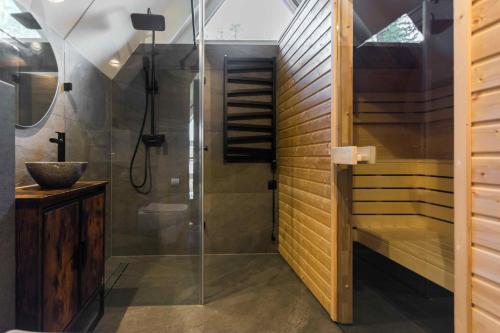 een badkamer met douche en wastafel bij Prywatna Sauna i jacuzzi! Tatra Spa Witów in Witów