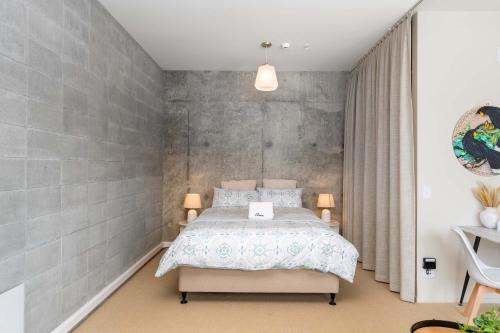 Ένα ή περισσότερα κρεβάτια σε δωμάτιο στο Petone City Studio with Balcony Sleeps 2