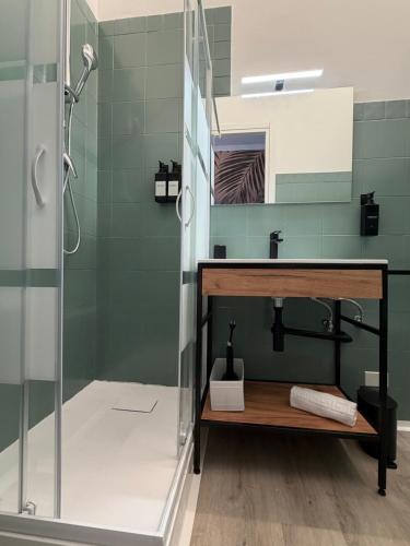 une salle de bain avec douche et lavabo dans l'établissement Fly Inn Fiumicino Guest House, à Fiumicino