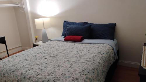 Schlafzimmer mit einem Bett mit blauen und roten Kissen in der Unterkunft Santa Ana Vibes in Santa Ana