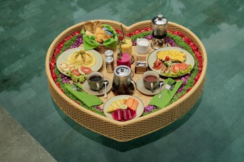 un tavolo a forma di cuore con cibo a forma di cuore di Orchid Ubud Cottage ad Ubud