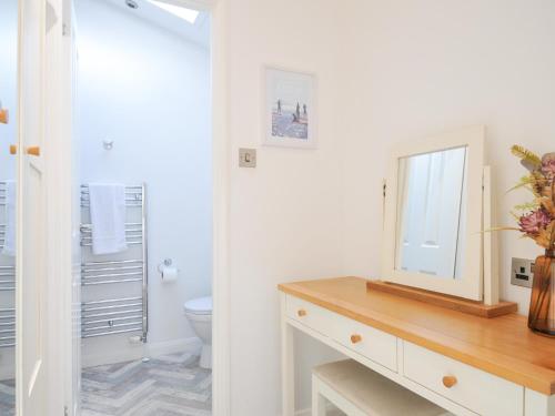 リスカードにある9 Horizon Viewのトイレ、洗面台、鏡のあるバスルーム