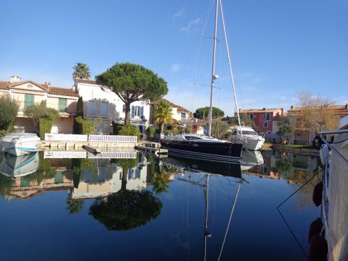 グリモーにあるappartement avec vue sur bateauの船が家のあるマリーナに停泊している