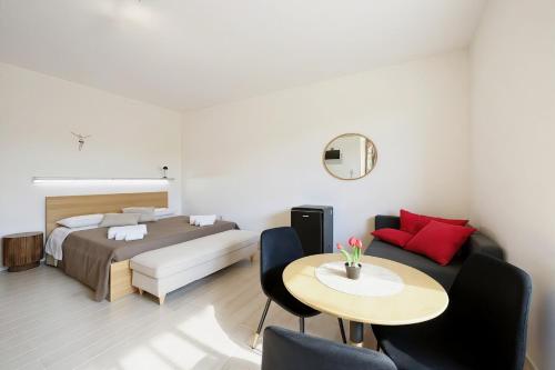 een slaapkamer met een bed, een tafel en stoelen bij Cantine Cippone Room in Monte SantʼAngelo