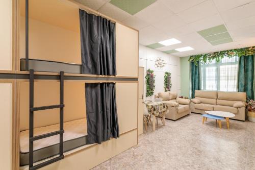 Habitación con litera y sala de estar. en HOSTEL Pepper-Gold - FREE COFFE -TOWELS - FREE LOCKERS - STEP-FREE ACCESS, en Alicante