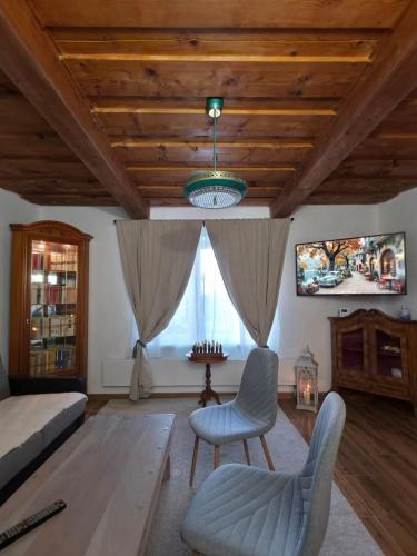 een woonkamer met een bank en een tv bij U Richtára in Klokoč