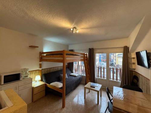 un salon avec un lit superposé dans une chambre dans l'établissement Immodelpas Griffon, au Pas de la Case