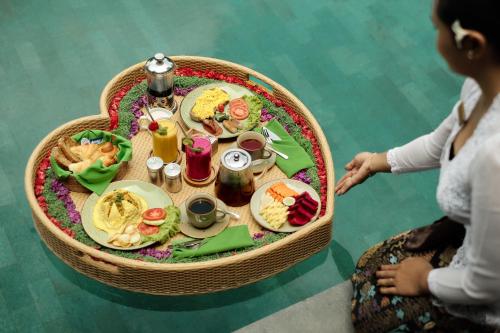 una vista dall'alto di un tavolo con del cibo sopra di Orchid Ubud Cottage ad Ubud