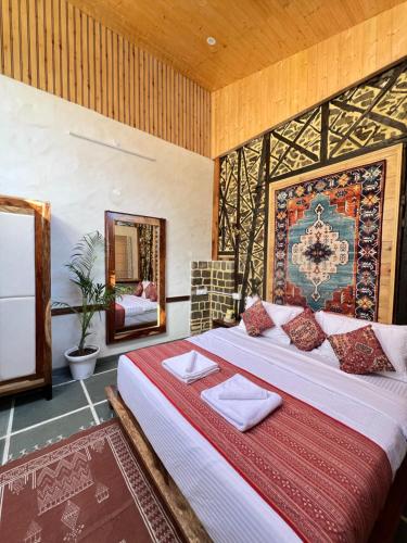 Postel nebo postele na pokoji v ubytování Himtrek Stays,Mcleodganj