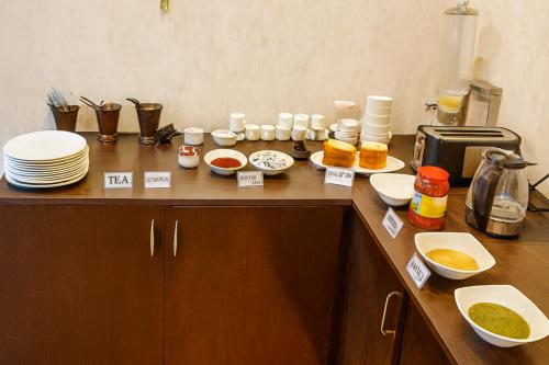 een keukenblad met borden en kruiden erop bij Stayz Royale Koromangala in Bangalore