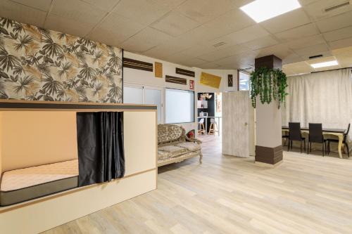 Кухня или мини-кухня в HOSTEL Pepper-Gold - FREE COFFE -TOWELS - FREE LOCKERS - STEP-FREE ACCESS
