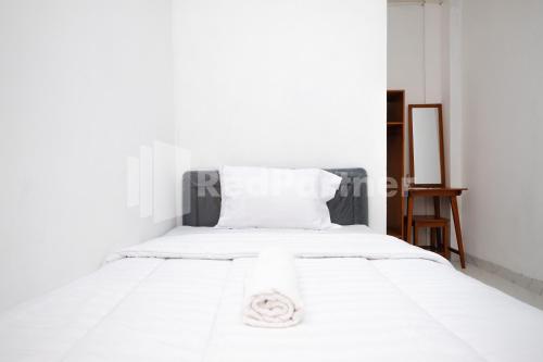 Postel nebo postele na pokoji v ubytování Danesty Homestay Sedayu near Universitas Mercu Buana Yogyakarta RedPartner