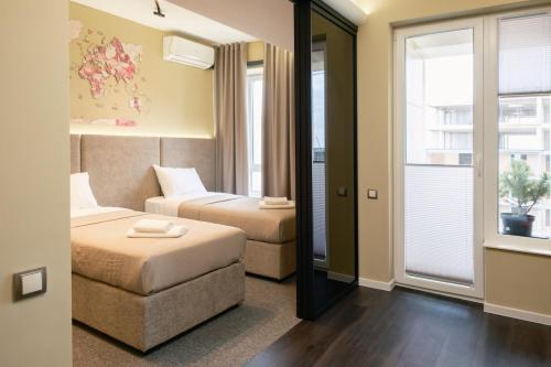 Luxury Airport Studio with Balcony Cozy & Modern