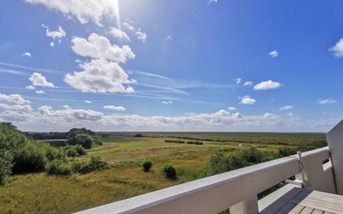 博尔Aussicht的从房子的阳台上可欣赏到田野的景色