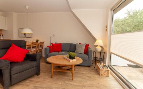 博尔Aussicht的有两张沙发和一张桌子的客厅