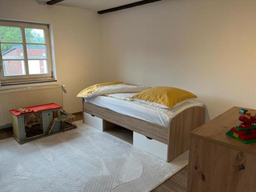 une petite chambre avec un lit et une fenêtre dans l'établissement Neu! Alter Kornspeicher, à Bönen