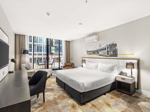 Postel nebo postele na pokoji v ubytování Peppers Docklands