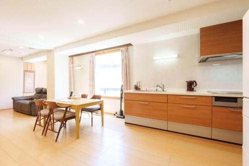 青葉邸-NIPPONBASHI Room 201-3 Min Walk to Kuromon Market 80sqm 4BR Family Residence