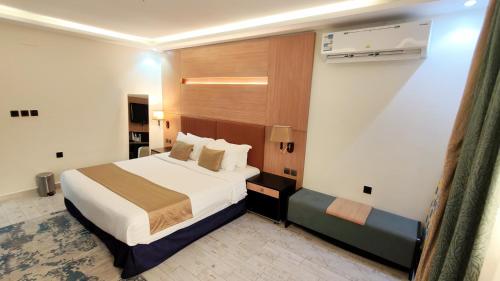 a hotel room with a large bed in it at ميرا سويت للشقق المخدومة in Jeddah