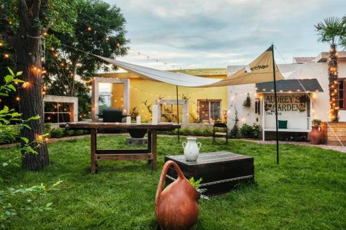 a backyard with a table and a tent in the grass at 忙碌的考拉Weeknd Hotel in Moujiakutao