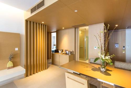 un salon avec une table jaune dans une pièce dans l'établissement Ace of Hua Hin Resort - Two Bedroom Ace Suite Pool Access, à Sathani Huai Sai Tai