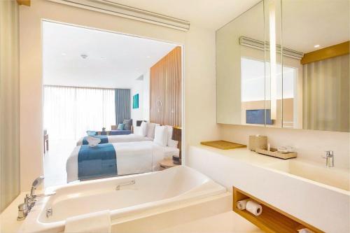 La salle de bains est pourvue d'un lit, d'une baignoire et d'un lavabo. dans l'établissement Ace of Hua Hin Resort - Ace Deluxe Pool Access, à Sathani Huai Sai Tai
