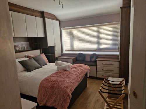 Voodi või voodid majutusasutuse Charming Wythenshawe Home with Garden and Parking toas