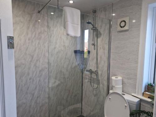 Vannituba majutusasutuses Charming Wythenshawe Home with Garden and Parking