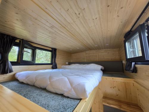 Postel nebo postele na pokoji v ubytování In the Wild Volcano Sea Side