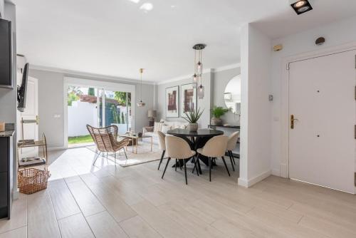 Modern ground floor with private garden in Nueva Andalucía