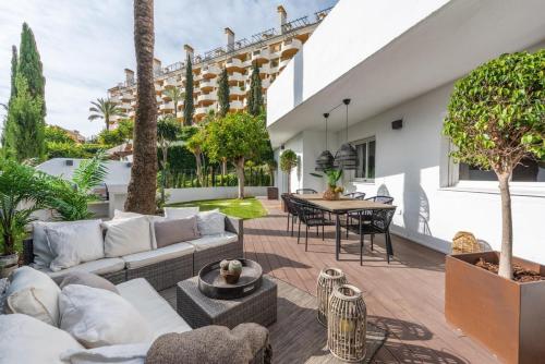 Modern ground floor with private garden in Nueva Andalucía