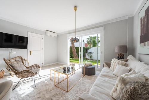Modern ground floor with private garden in Nueva Andalucía