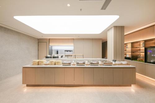 Kuchyň nebo kuchyňský kout v ubytování JI Hotel Beijing Guanganmen