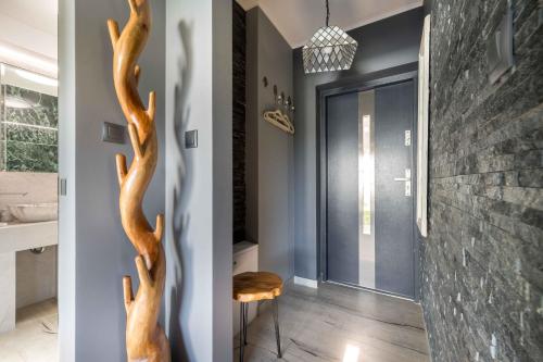 une maison avec deux têtes de cerf accrochées au mur dans l'établissement Apartament Pod Małą Czantorią - Dream Apart, à Ustroń