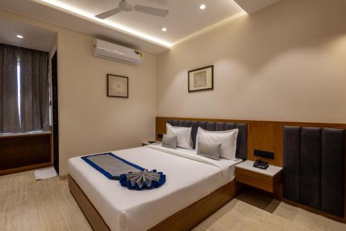 un dormitorio con una cama grande en una habitación en Pravasa Stay, Bapat Square, en Indore