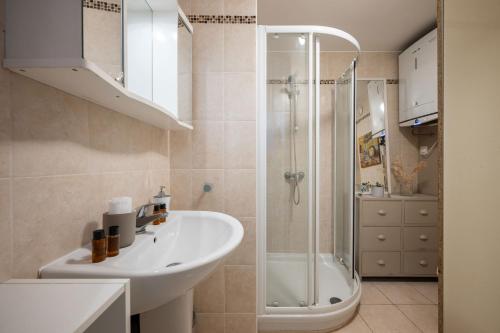 Ένα μπάνιο στο LA PLAGE - Studio - Face à la Mer - Climatisation