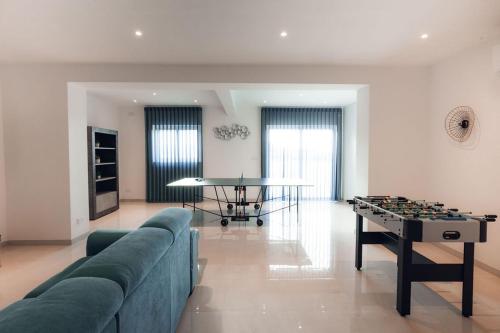 Posezení v ubytování Elegant 3-bed House W Jacuzzi, Sea Views & Lift