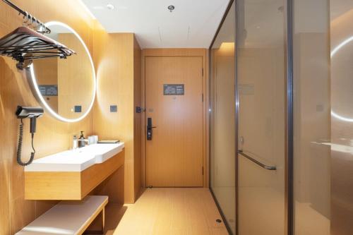 ein Badezimmer mit Waschbecken und Dusche in der Unterkunft JI Hotel Shanghai Caohejing Hongcao Road in Shanghai