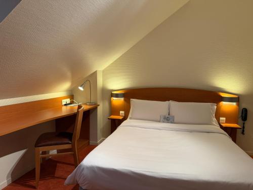 Ένα ή περισσότερα κρεβάτια σε δωμάτιο στο Kyriad Rennes Nord Hotel