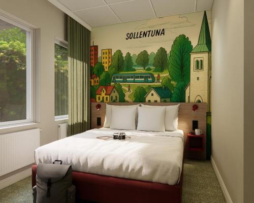 Un dormitorio con una cama con un cuadro en la pared. en Good Morning Sollentuna, en Sollentuna