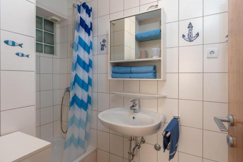 Un baño con lavabo y ducha en Apartments Sanja, en Vir