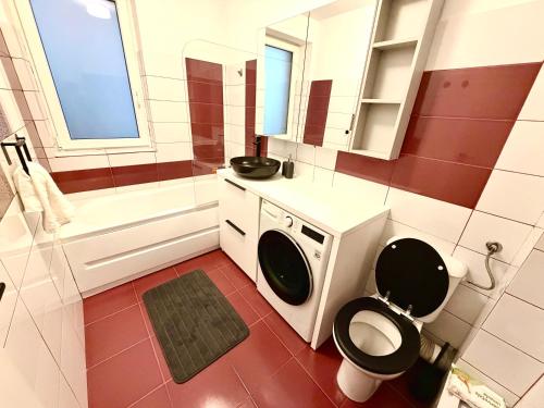 ein Badezimmer mit Toilette, Waschbecken und Badewanne in der Unterkunft FLH - Obralix Home in Sibiu