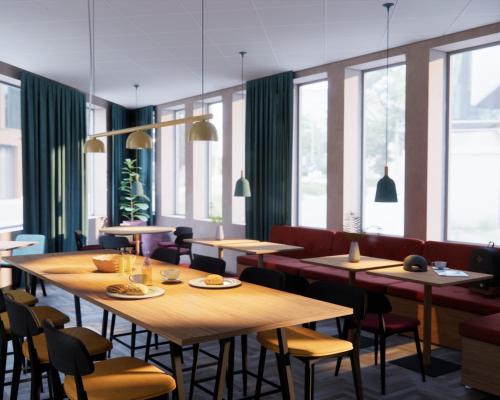 Un restaurante con mesas y sillas de madera y ventanas. en Good Morning Sollentuna, en Sollentuna