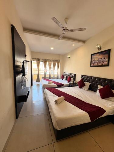 Postel nebo postele na pokoji v ubytování Hotel JB & Woodlark Zirakpur by Sidham Group of Hotels