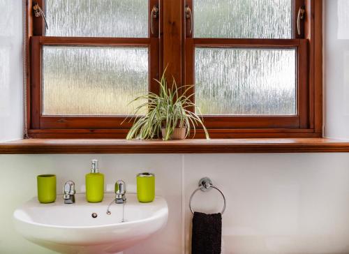 奥福德Barclay’s But n Ben的带水槽和窗户的浴室