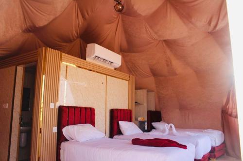 Postel nebo postele na pokoji v ubytování Wadi Rum Adventures