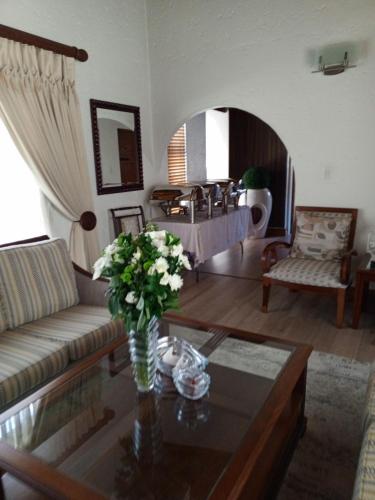 约翰内斯堡The getaway的带沙发和咖啡桌的客厅