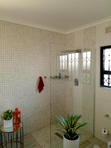 约翰内斯堡The getaway的浴室里有玻璃门的淋浴间