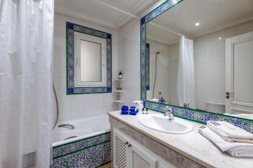 Ένα μπάνιο στο L'Oiseau Bleu Marsa Plage