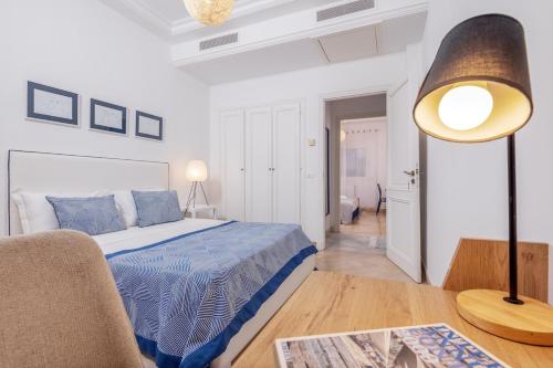 Ένα ή περισσότερα κρεβάτια σε δωμάτιο στο L'Oiseau Bleu Marsa Plage